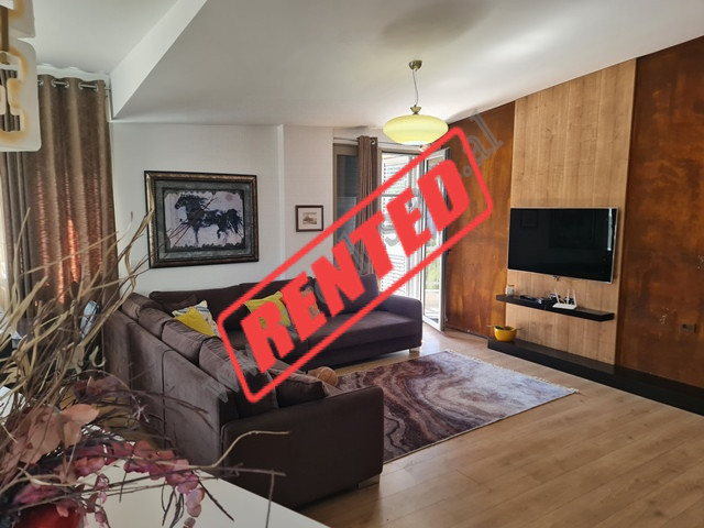 Apartament dupleks me qera ne rrugen Hamdi Sina ne Tirane.
Ka nje siperfaqe prej 180m2 dhe eshte i 